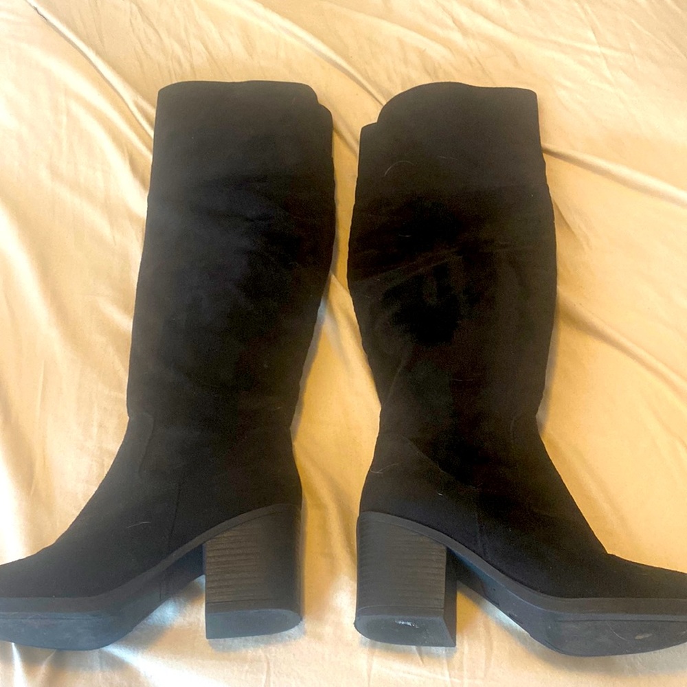 Like new barely worn Over the knee boot. Brand is Too Moda. Size 6.
